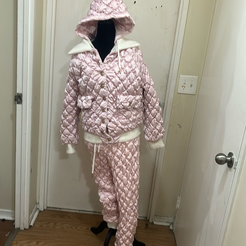 1️⃣5️⃣0️⃣0️⃣0️⃣ brand new Authentic Chanel snowsuit